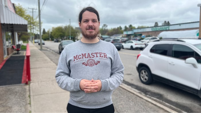 Torin Maag est dans une rue de Thessalon.