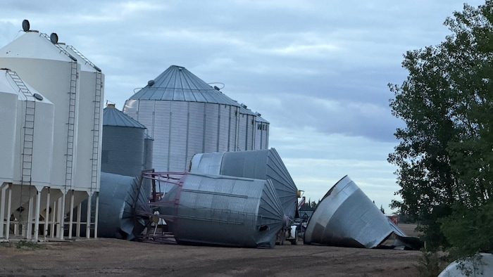 Des silos tombés.