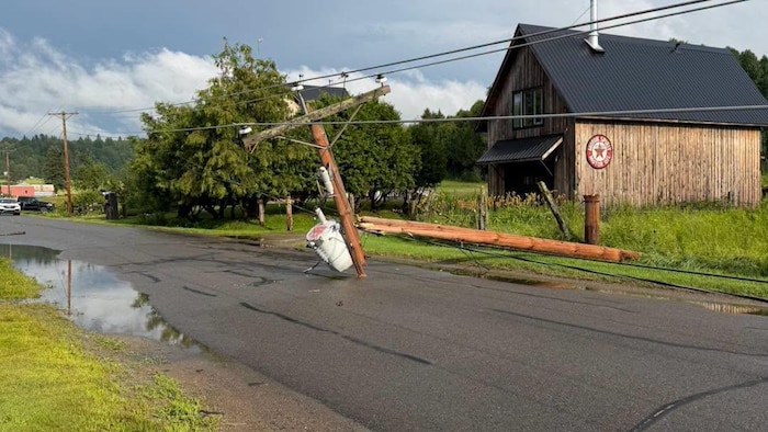 Un pylône électrique sectionné en deux.