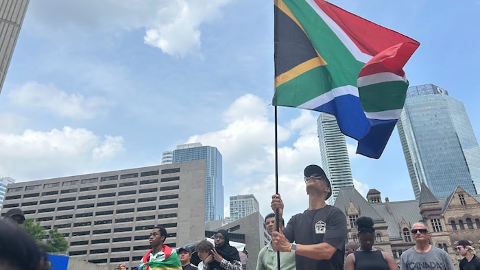 Neil Roberts tient le drapeau de l’Afrique du Sud.