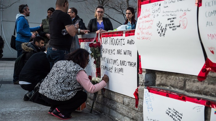 Des personnes écrivent un mot.