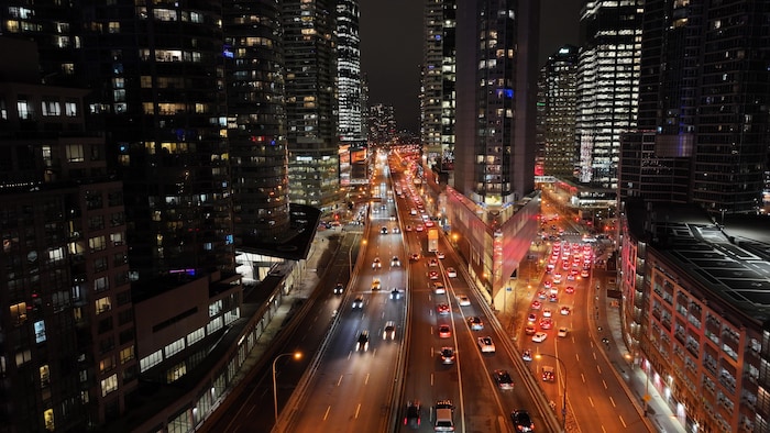 Images aériennes nocturnes (drone) de lieux remarquables du centre-ville la nuit et trafic autoroutier sur la Gardiner. Prise de vue le 26 janvier 2024.