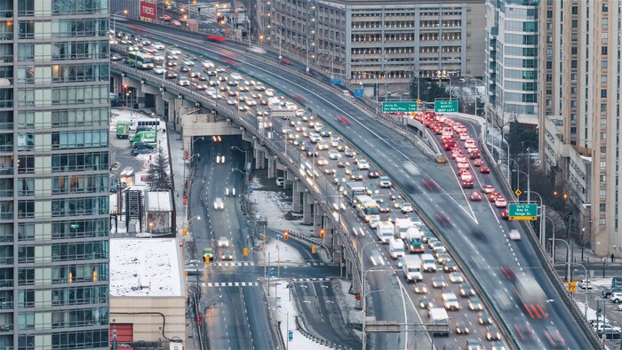 Photo aérienne d'un viaduc en plein cœur de Toronto, où les voitures remplissent toutes les voies à l'heure de pointe.