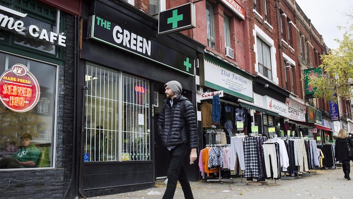 Un passant devant un magasin de cannabis à Toronto.