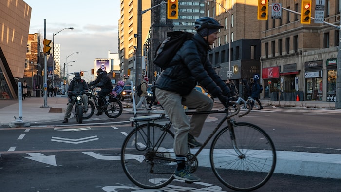Un cycliste à l'intersection des rues Bloor et St. George à Toronto, le 13 décembre 2024.