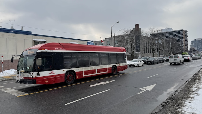 Un autobus suivi d’une longue file de voitures sur l’avenue Eglinton.