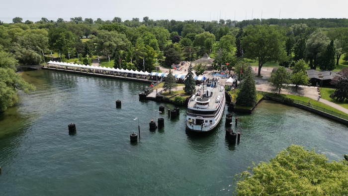 Image du traversier au port de l'île du Centre en été.