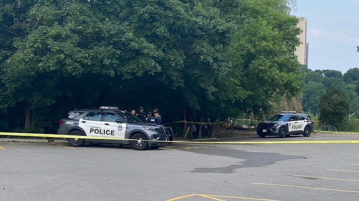 Deux véhicules de police sur les lieux de l'incendie à Toronto le 3 juillet 2025.