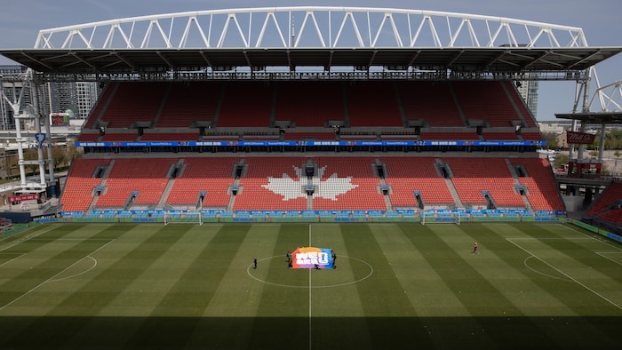 Le logo de la FIFA 2026 dévoilé sur le terrain du stade BMO Field, le 18 mai 2023.
