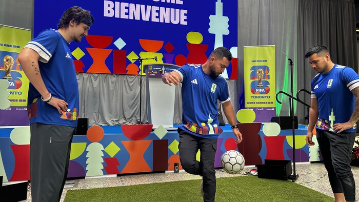 Des joueurs du Toronto FC dribble avec un ballon de soccer à Toronto, le 5 décembre 2025.