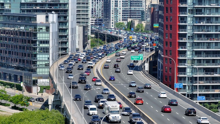 Vue aérienne qui montre l'autoroute et un bouchon de circulation.