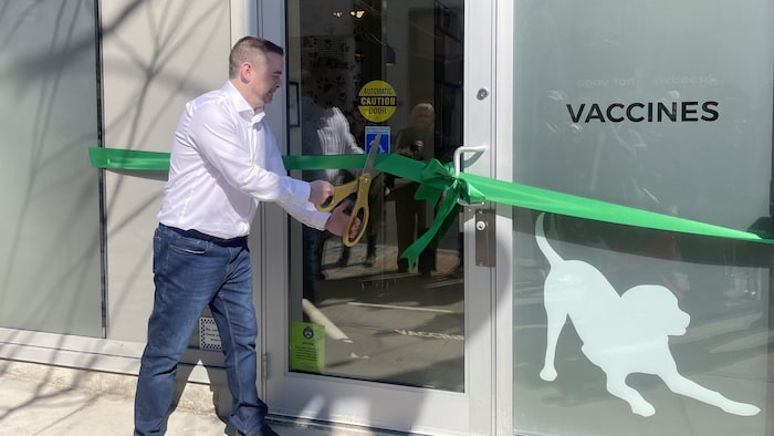 Phil Nichols coupe le ruban d'inauguration de leur nouveau centre de soins vétérinaires abordables sur la rue Queen Est, le 8 avril 2026.