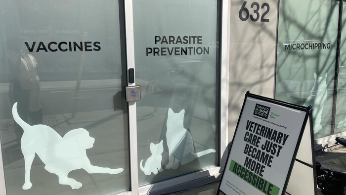 Le vitrine d'un centre vétérinaire.