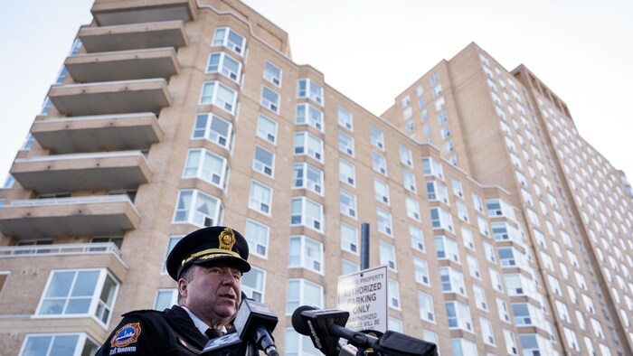 Jim Jessop parle aux médias devant le 11, promenade Thorncliffe Park.