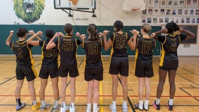 Les joueuses de l’équipe de dos.