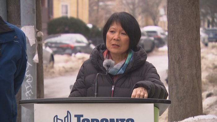 Olivia Chow en point de presse à Toronto, le 25 février 2025.