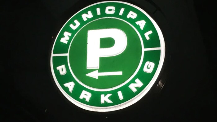 Close up ng parking sign.