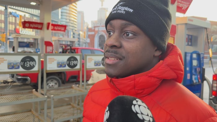 Malik Campbell devant une station d’essence.