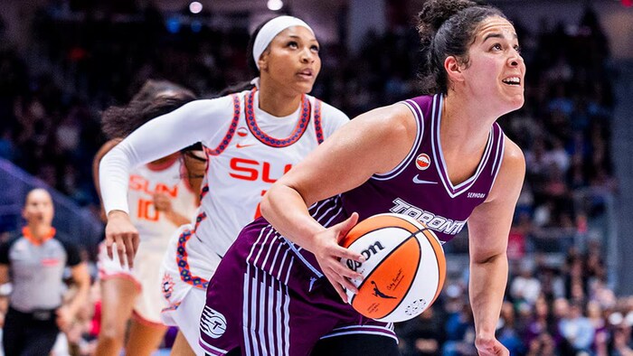 La joueuse des Toronto Tempo Kia Nurse devant Taylor Bigby des Connecticut Sun lors d’un match de présaison de la WNBA disputé en deuxième mi-temps à Toronto, le mercredi 29 avril 2026.