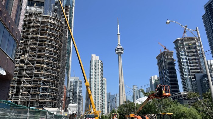 Un champ de construction près de la tour CN à Toronto. 