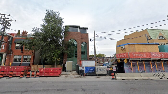 Un immeuble entre deux projets de construction.