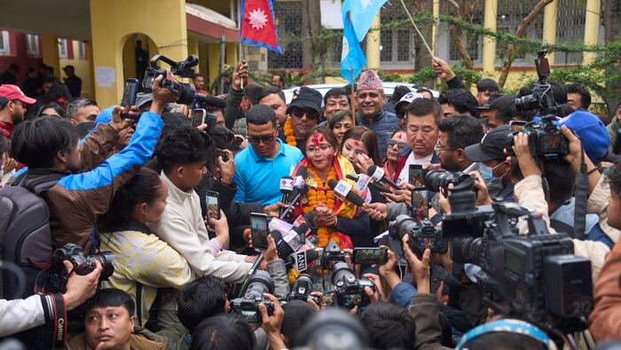 Toshima Karki s'adresse à la presse.