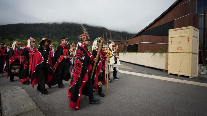 Défilé des chefs autochtones, en tenue traditionnelle.