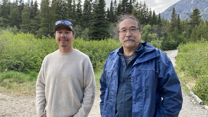 Keith Wolfe Smash, maître sculpteur de la PNCT, et son apprenti Niko Helm, devant une forêt.