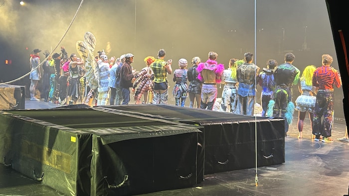 Une photo du point de vue du spectacle alors que les artistes saluent le public à la fin.