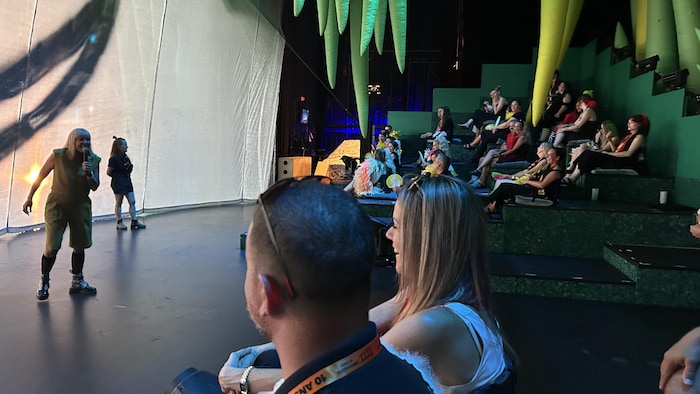 Une femme s'adresse aux toucans avant le début du spectacle.