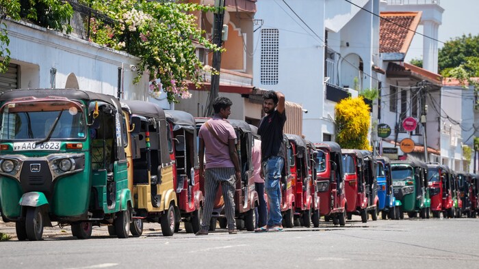 Une longue file colorée de tuk-tuks s’étend à perte de vue à Colombo, au Sri Lanka.