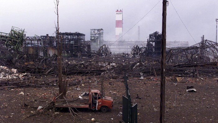 Un bâtiment complètement détruit et incendié.