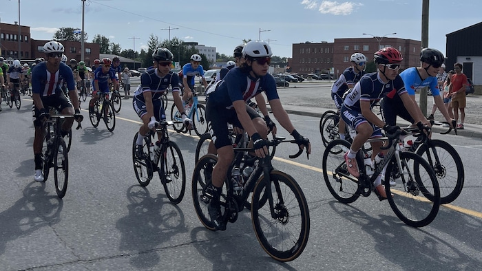 Des coureurs cyclistes roulent dans une rue de Val-d'Or.