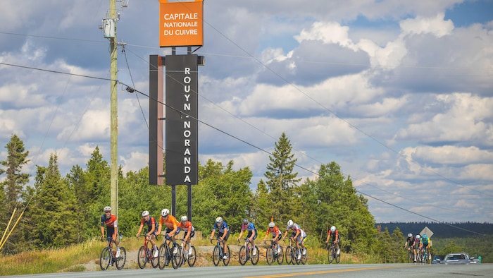 Un groupe de cyclistes au sommet des côtes Joannès, sur la route 117, à Rouyn-Noranda.