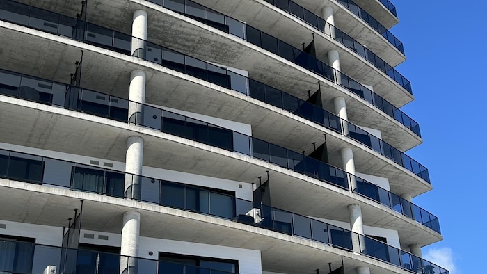 Des balcons de béton dans une tour.
