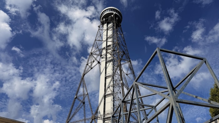 Tour de la Cité de l'énergie avec un ciel bleu