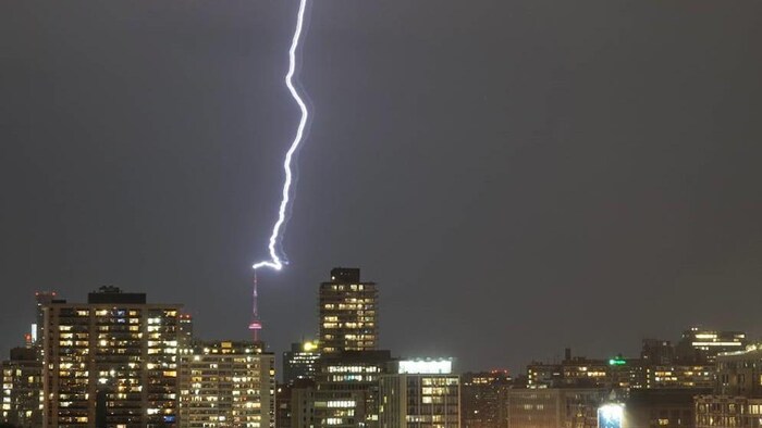 Orages à Toronto: la Tour CN absorbe plusieurs éclairs | Radio-Canada