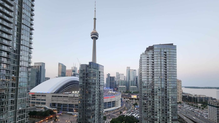 Une vue de la Tour CN du balcon d'un appartement de la rue Bremmer à Toronto.