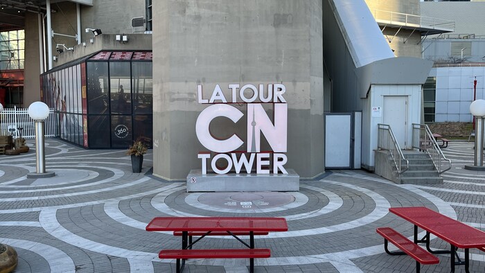 Un panneau avec le nom de la Tour CN.