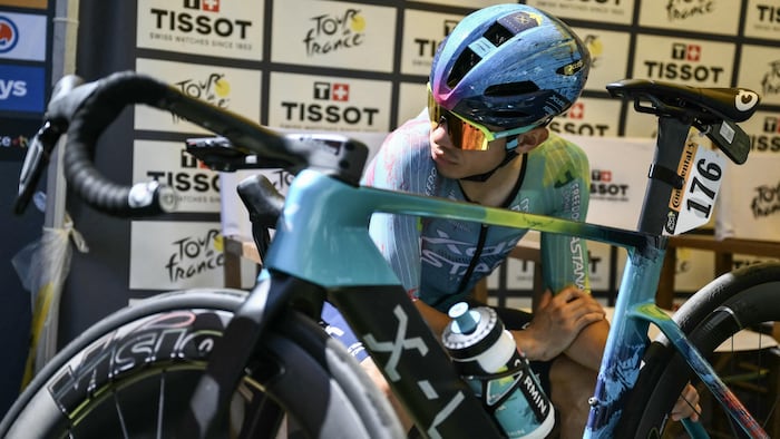 Un cycliste de l'équipe Astana se repose après la 13e étape du Tour de France.