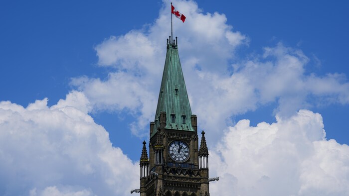 Le drapeau canadien flotte sur la tour de la Paix, sur la colline du Parlement, à Ottawa, le jeudi 1er juin 2023. 