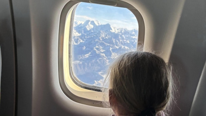 Aria observe l'Himalayas.