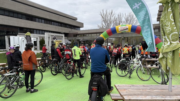 Plusieurs cyclistes devant la ligne de départ.