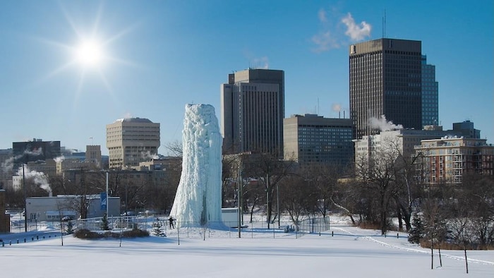 La tour de glace du Club d'escalade de Saint-Boniface dans le quartier de Saint-Boniface, en hiver.