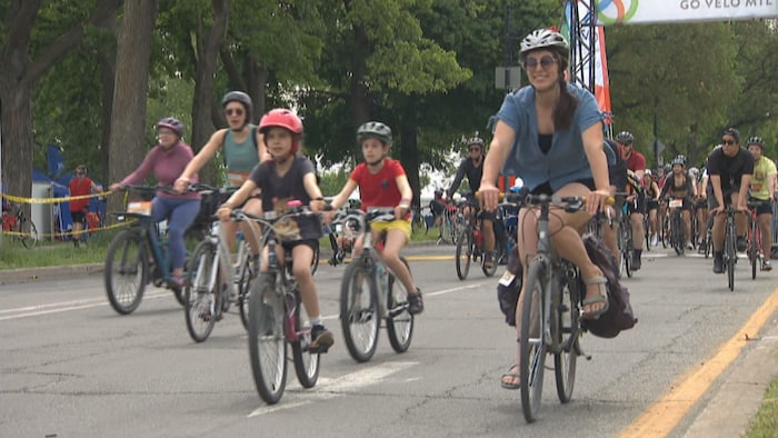 Des familles qui pédalent sur leurs vélos lors du Tour de l'Île.