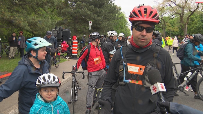 Une famille de cyclistes. 