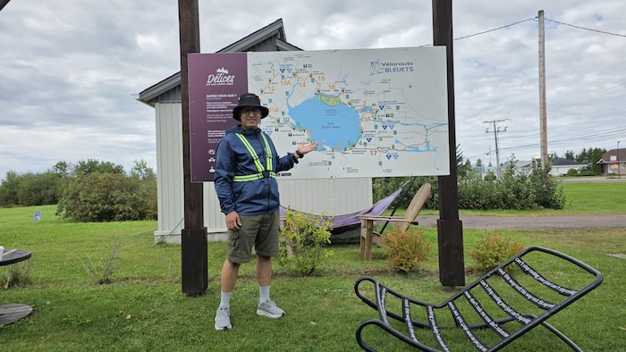 Un homme devant une grande carte du lac Saint-Jean.