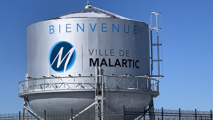 Le réservoir d'eau à l'entrée de la ville de Malartic.