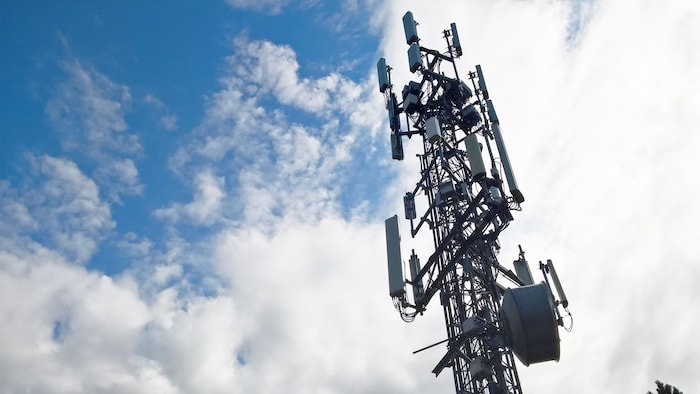 Les antennes au sommet de la tour.