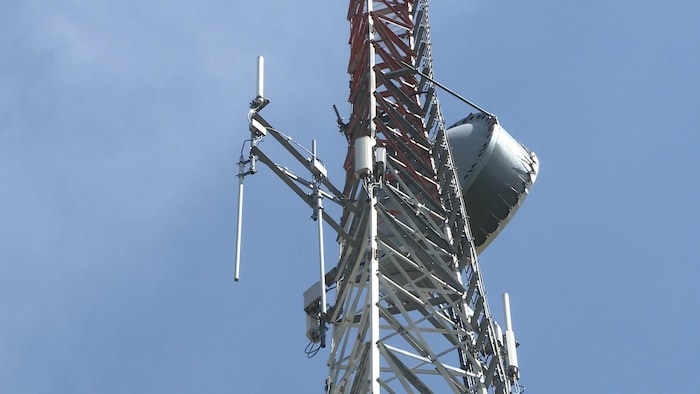 Les antennes au sommet de la tour.